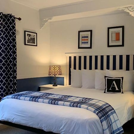 בר הרבור Acadia Hotel - Downtown מראה חיצוני תמונה